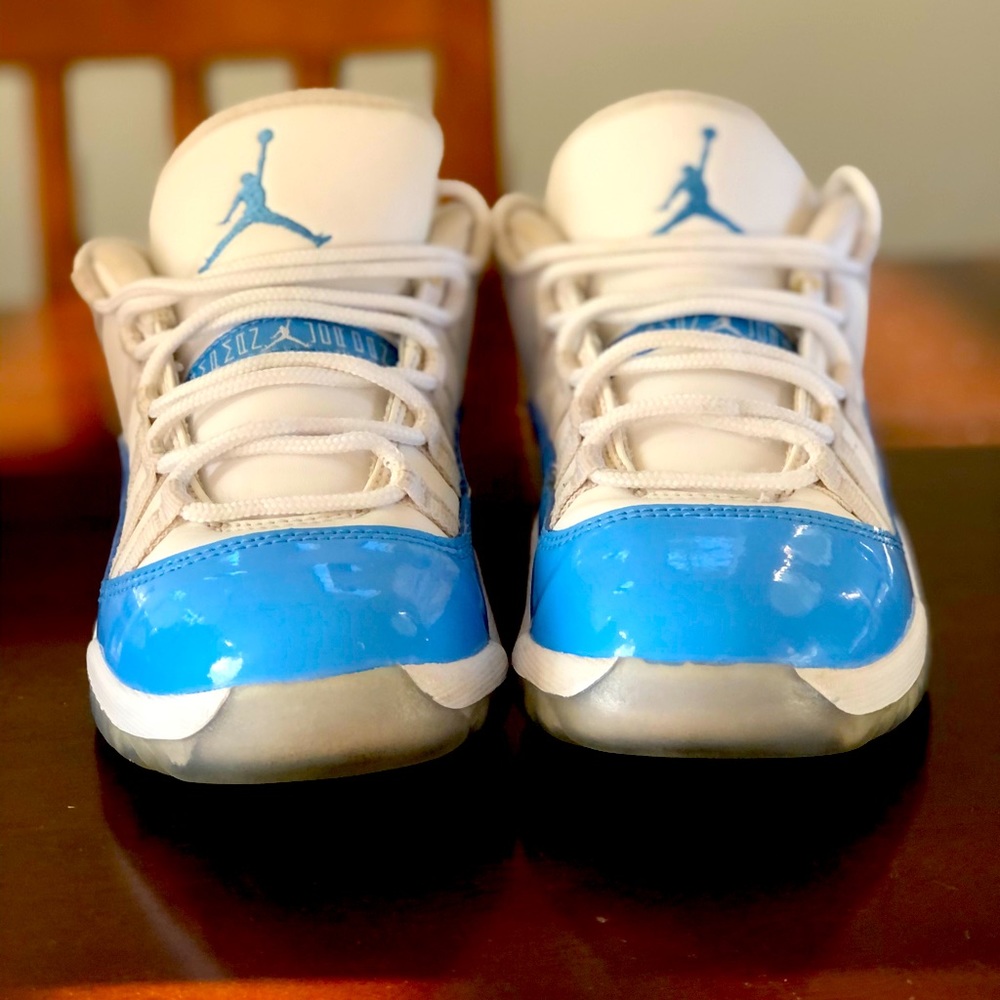 Boys Jordan 11 Low University Blue